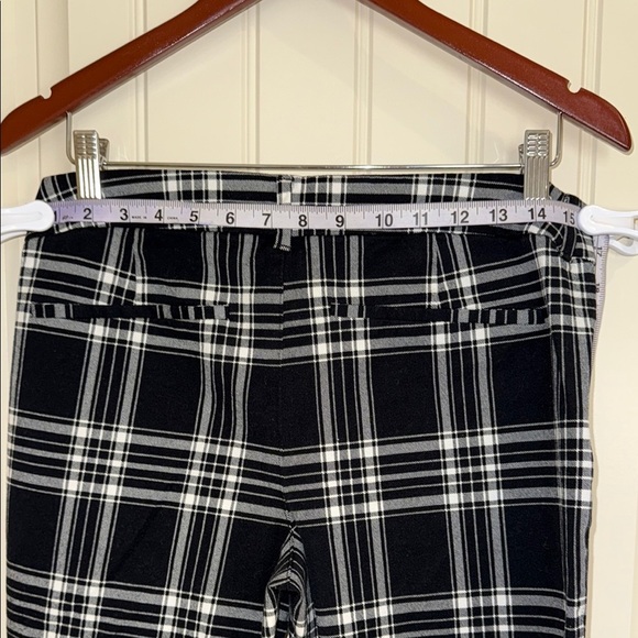 Old Navy Black and White Plaid Cropped Pants with Ankle Length Pixie - Picture 6 of 12